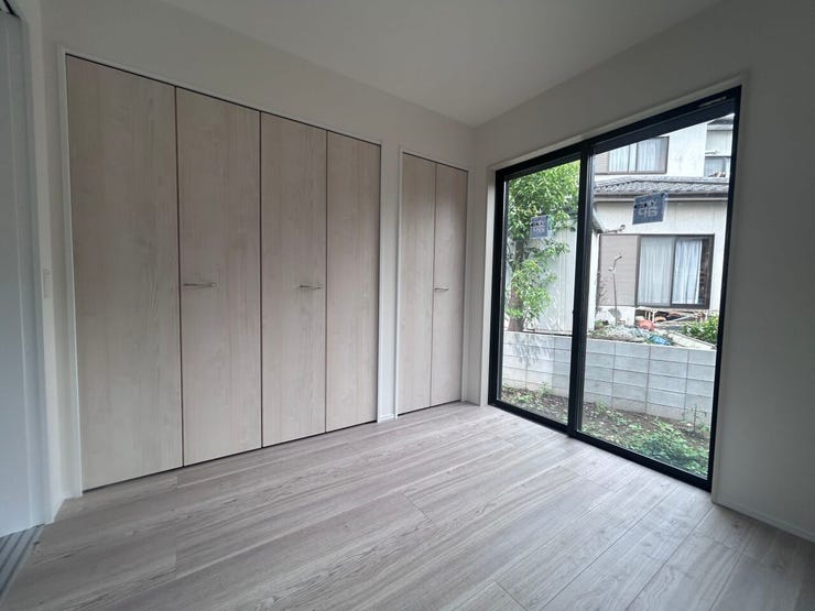 4.5帖洋室
各居室の収納スペースに使わない荷物をしっかりと仕舞えるのでベッドを置いても狭くありません♪