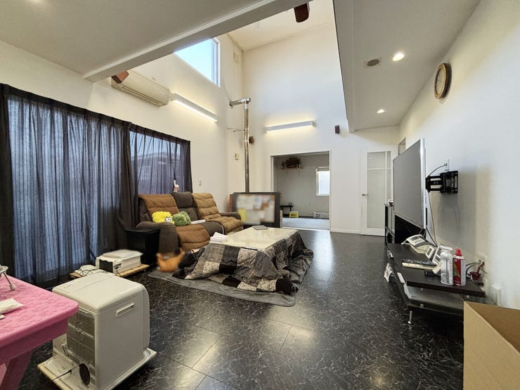 室内(2026年2月)撮影
◎現地案内予約受付中!◎
上部は吹抜になっており窓が設けられているため、たっぷりと光が差し込みます♪