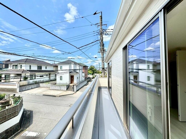 【Balcony】日当たりの良いバルコニーはお洗濯物がしっかり乾きやすく、毎日の家事にも重宝します。