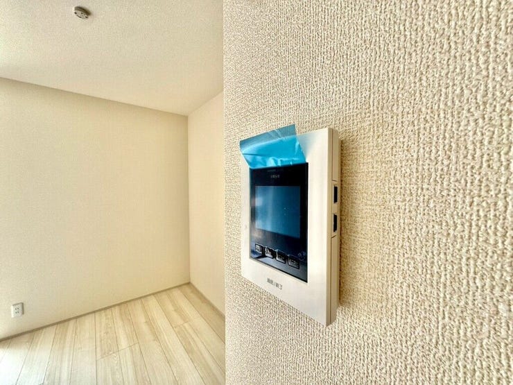 【Facilities】来訪者を確認できるモニター付きインターホンで、防犯面も安心です。