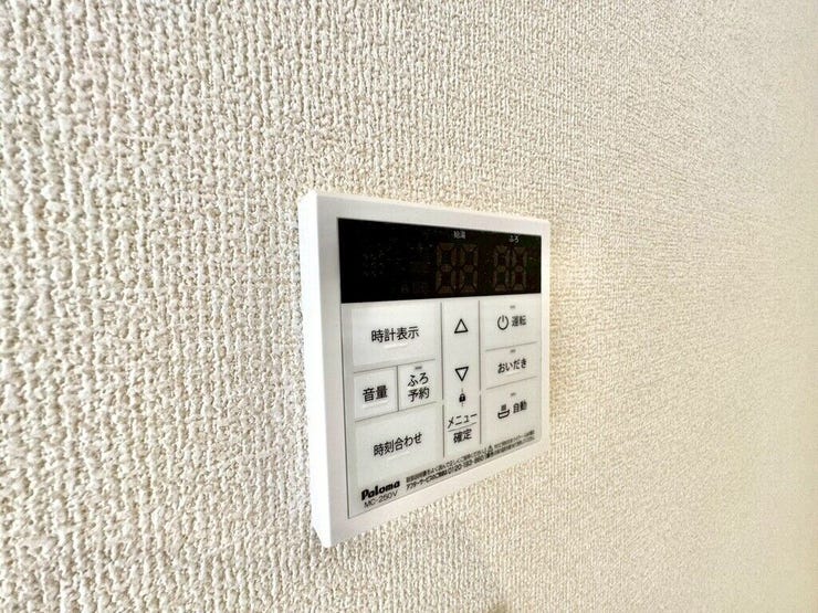 【Facilities】お湯の温度調整がラクな給湯器リモコン付き。追い焚き操作も簡単です。