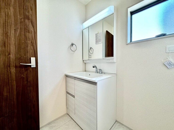 【Washroom】毎朝の準備がスムーズに。広めの洗面台と収納が使いやすい洗面所です。