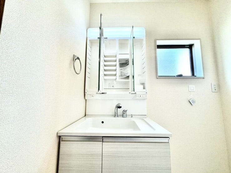 【Washroom】すっきりとしたデザインで、毎日の生活が快適に。収納も豊富な洗面所です。