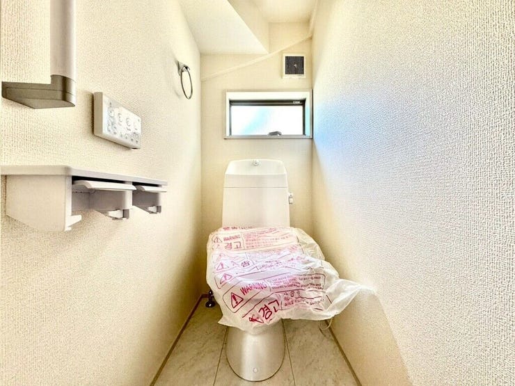 【Toilet】清潔感があり、落ち着いたデザインのトイレ。家族みんなが快適に使えます。