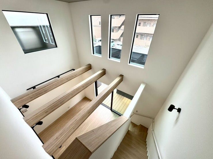 【Living】吹き抜け天井が開放感を演出。家族が自然と集まる心地よい空間です。