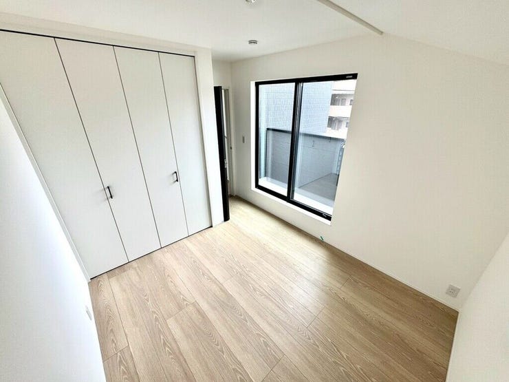 【Bedroom】ベッドとデスクを置いてもゆとりのある、使い勝手の良い広さの洋室です。