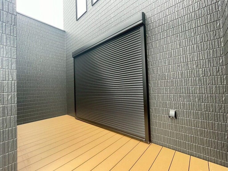 【Exterior】リビングとつながるウッドデッキが日常を豊かに。お子様の遊び場や憩いの場として活躍します
