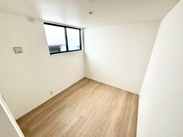 【Bedroom】明るく風通しの良い洋室。新築ならではの清潔感も魅力です。