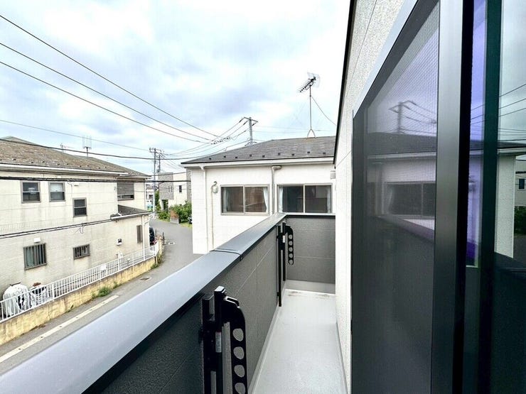【Balcony】日当たりの良いバルコニーはお洗濯物がしっかり乾きやすく、毎日の家事にも重宝します。