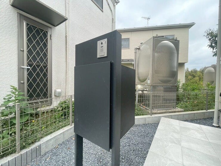 【Facilities】外出中でも荷物を受け取れる便利な宅配ボックス付き。忙しい毎日も安心です。