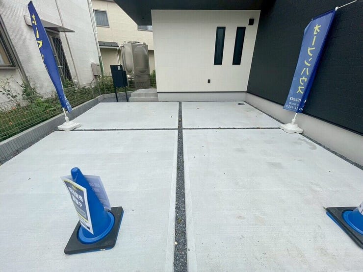 【Exterior】ゆとりのある駐車スペース付きで、車の出し入れもスムーズに行えます。