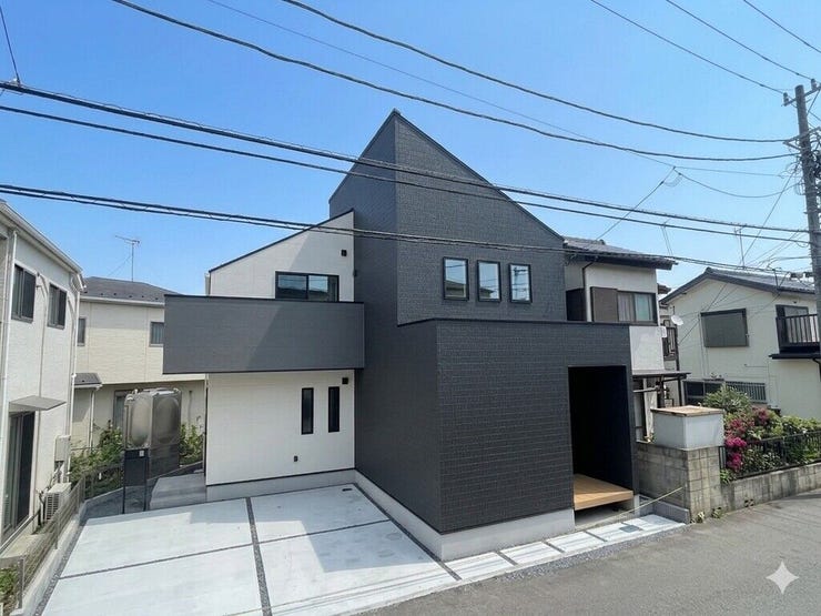 【Exterior】モダンでスタイリッシュな外観。周囲に調和する落ち着いた佇まいが魅力です。