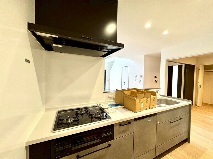 【kitchen】大きなカウンターと十分な収納で、日々の料理が快適に進みます。