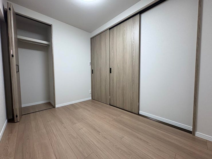 チャコール系の色調でまとめた床材と建具が美しい洋室
収納もバッチリです