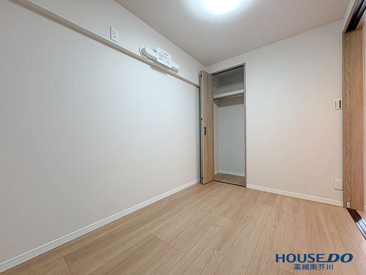 ブラウン系の色調でまとめられた洋室
こちらにも収納がございます