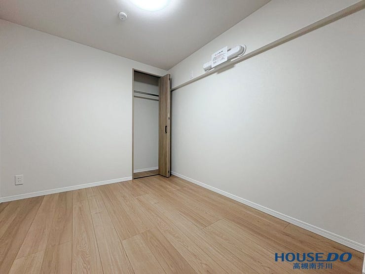 お部屋の名前としては「納戸」ですが、お子様の勉強部屋・書斎・収納・趣味部屋などもう一部屋としてもお使いいただけるお部屋です