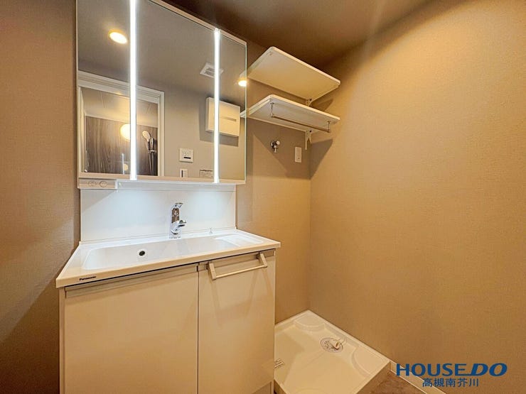 三面鏡タイプの洗面化粧台
朝の準備もはかどりそうです