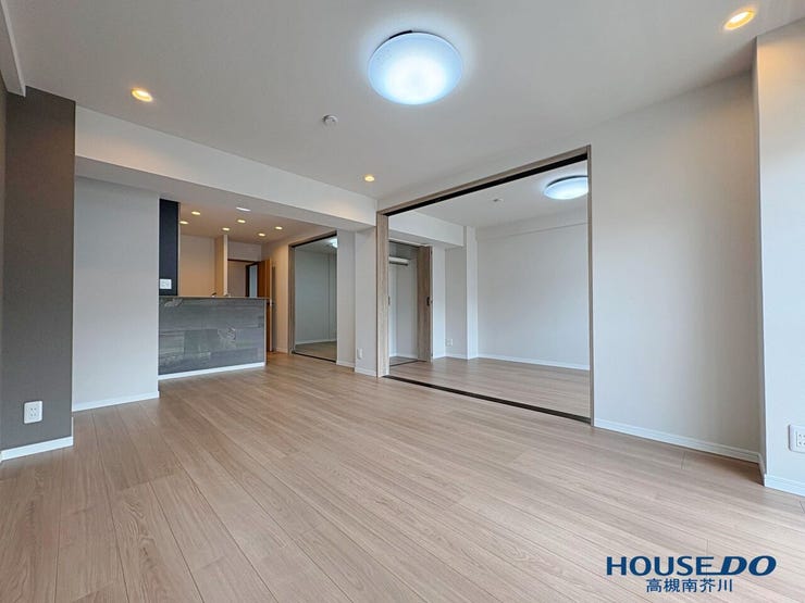 【リビング】
美しさと機能性を兼ね備えたLDK
ご家族の会話も弾みそうです