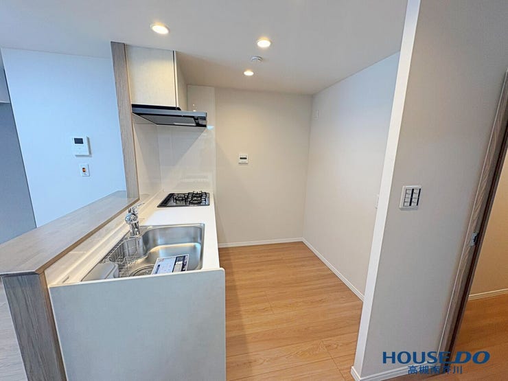 まっすぐの動線でお料理もはかどりそうです
広いシンクで洗い物もラクラク