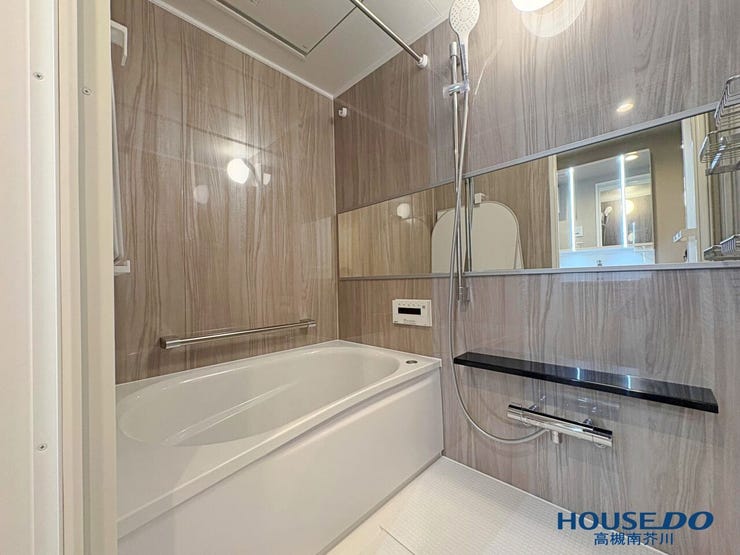 大き目の鏡が映えるバスルーム
広いバスタブで足を伸ばしてゆったりとくつろいでください