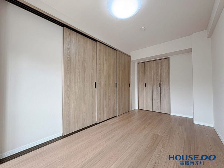 床材と同系色の建具に新調された寝室