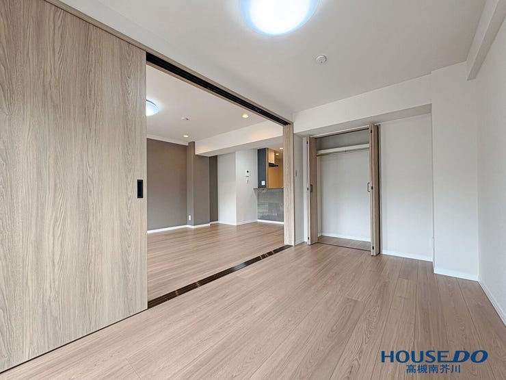 引き戸を開くとリビングルームとつながり広くお使いいただけます
収納もたっぷり