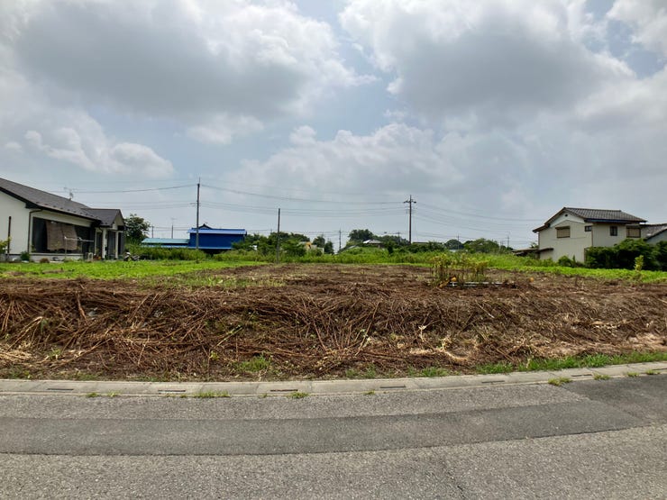 【外観】
平屋も可能で、なおかつ家庭菜園も楽しめる広大な敷地。
市役所の支所・郵便局・総合病院・コンビニも徒歩圏内。
憧れの田舎暮らしを安全に、かつ充実できる環境。