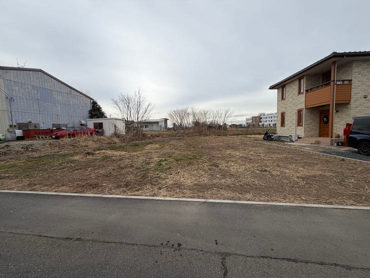 【外観】
平屋も可能、車庫も3台可能な広い敷地。
閑静な住宅街。お隣を気にせずゆとりある間取りを実現できる。
地域には数少ない総合病院が近くにあります。
お子様の成長には適した環境。