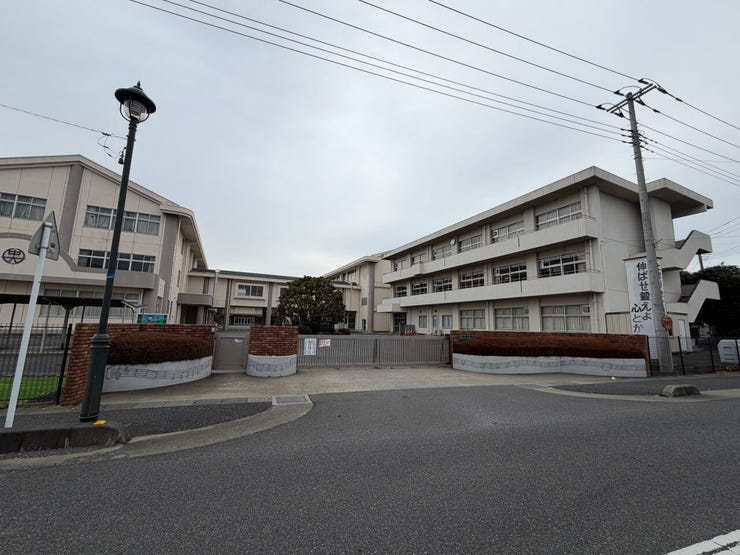 大利根中学校に隣接。
徒歩5分。