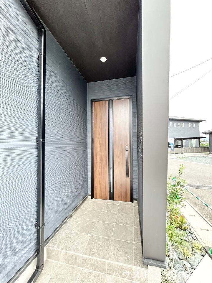 ■□■玄関■□■
雨が降りこみにくいように窪んだデザイン仕様なので雨の時も濡れる心配ないですね♪また、プライバシーの確保もばっちりです!