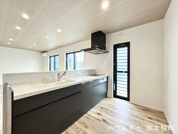 ■□■キッチン■□■
人気のIHヒーター♪三口コンロでお料理もはかどります☆火を使わないので火事の心配もなく、お子さまと一緒にお料理するのも楽しそうですね♪食洗器で毎日の洗い物もラクラク♪