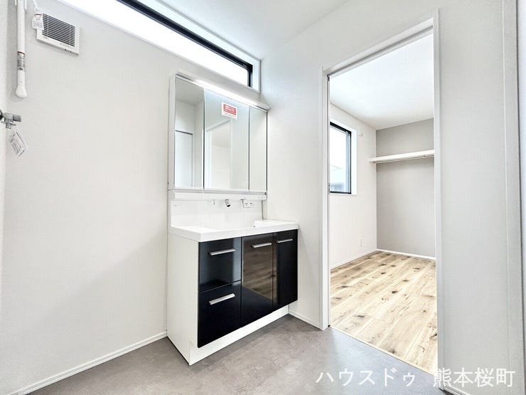 ■□■洗面所■□■
身だしなみチェックに便利な三面鏡付き洗面台!曇り止め付きのミラーキャビネットに歯ブラシや化粧水などの小物をしまい生活感を隠すことができます☆