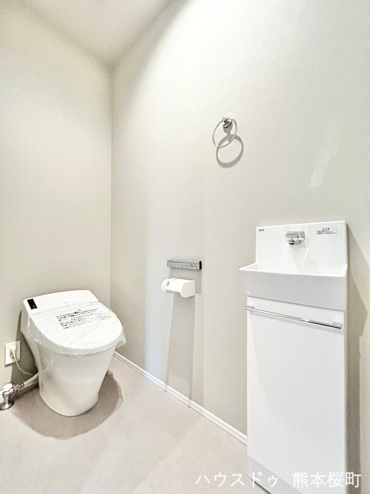 ■□■トイレ■□■
タンクレストイレ☆スッキリとしたデザインでスペースを広く使うことができ、お掃除の手間も省けます◎タンクに水が溜まるのを待つ必要がないので連続して水を流せます♪