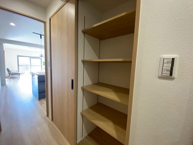 リビング手前の収納スペース
お掃除道具など収納できます