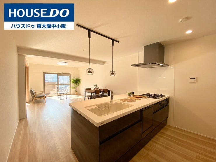 おしゃれなLDKは約18帖ございます♪
思わず見てほしくなっちゃうくらい
高級感のあるカウンターシステムキッチン!
お友達を呼んでホームパーティもいいですね♪