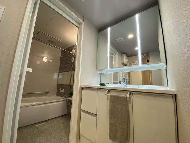 大きく高級感のある三面鏡です