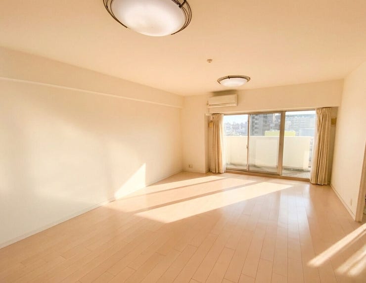 LDK約18.4帖です。
南向きの窓から暖かな日差しが差し込み、明るい室内です。