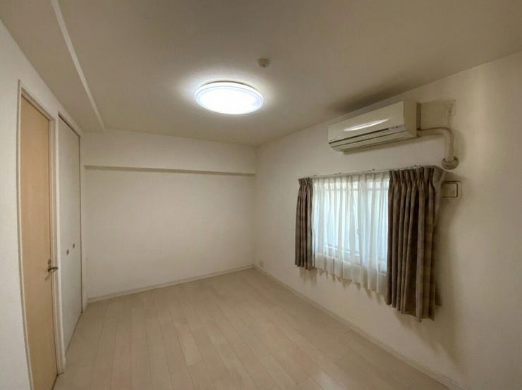 約7.1帖の洋室です。
洋室から洗面所、洗面所からキッチンへの出入りが可能で、使いやすい間取りです。