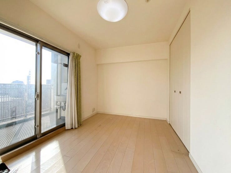 約6帖の洋室です。
バルコニーへの出入りが可能で日当たりも良好です。
毎朝気持ち良く起きることができそうですね。