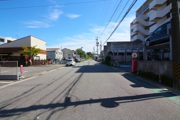 車通りも多くなく安心できる前面道路です。対向車がきてもすれ違える広さがございます。しっかりと整備されている道路のため安全です。