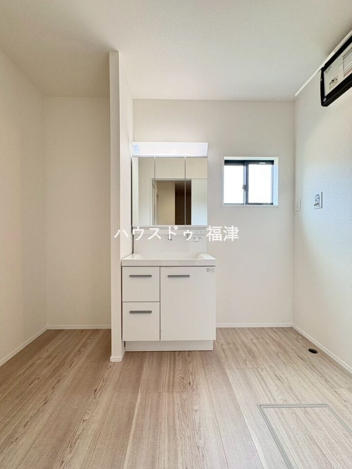 LDK、廊下からアクセスできる洗面室です♪
家事動線もラクラクです♪
《宗像市原町 新築戸建》