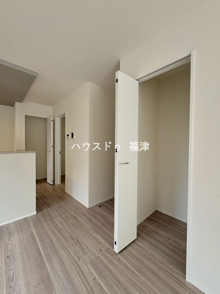 リビング収納、パントリー付き!
調理家電やお皿など、乱雑になりがちなキッチンを
すっきりまとめてくれます。
《宗像市原町 新築戸建》