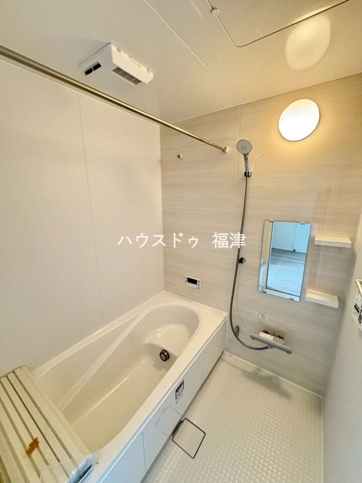 ゆとりのある浴室。足を伸ばしてご入浴いただけます。
1日の疲れを存分と癒してください。
《宗像市原町 新築戸建》