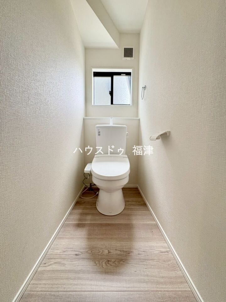 キズが付きにくく、汚れの付着を軽減、菌の繁殖を抑える
ハイパーキラミック仕様♪
暖房便座で、冬場も暖かいです♪
《宗像市原町 新築戸建》