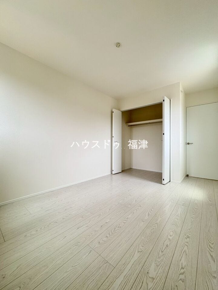 約6.5帖の洋室です♪
全居室収納付きで、お部屋が綺麗に保てます。
《宗像市原町 新築戸建》