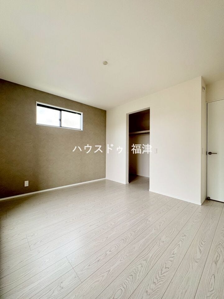 約7.2帖の洋室です♪
バルコニーに面しており、明るい室内です^^
《宗像市原町 新築戸建》