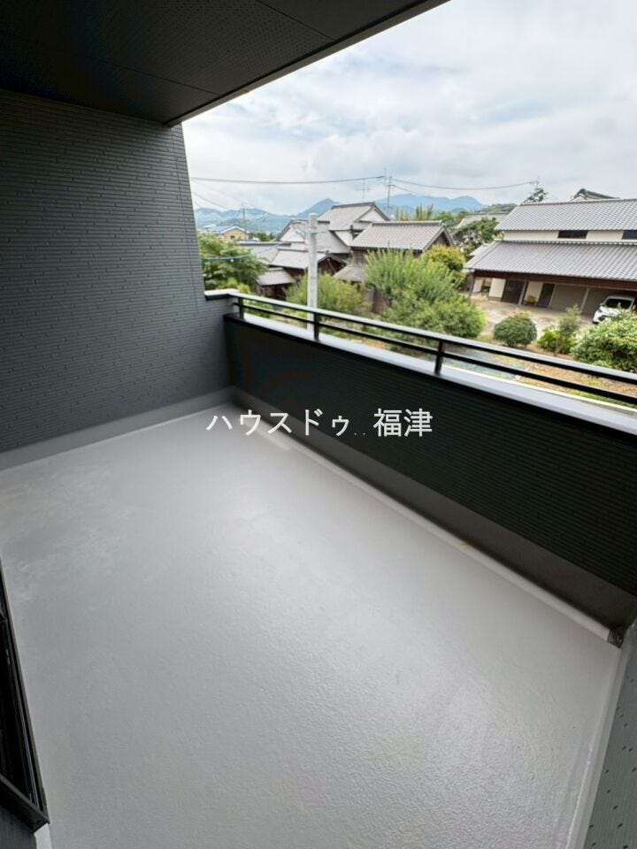 洗濯物を干す以外にも、テーブルとチェアを置いてお酒を楽しんだり、読書を楽しんだりするスペースとして使うのもオススメです。
《宗像市原町 新築戸建》