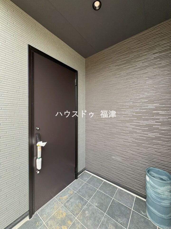 壁のある玄関ポーチです。雨風や日差しを遮り、
ベビーカーや自転車置き場、植物を飾る場所として使えます♪
《宗像市原町 新築戸建》