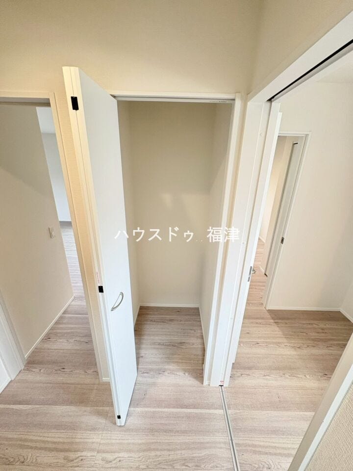 1階の廊下収納です。
防災グッズなど入れておくのもいいですね。
《宗像市原町 新築戸建》