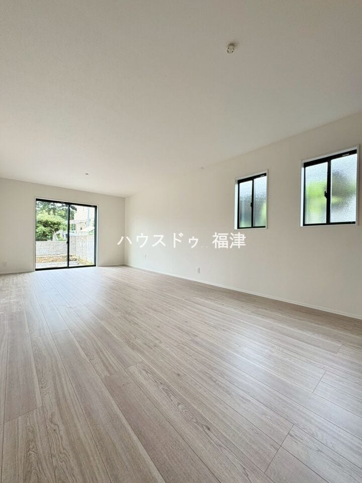 大きな窓から心地よい光が差し込むリビング。
明るい空間で、ご家族との会話も弾みそうですね。
《宗像市原町 新築戸建》